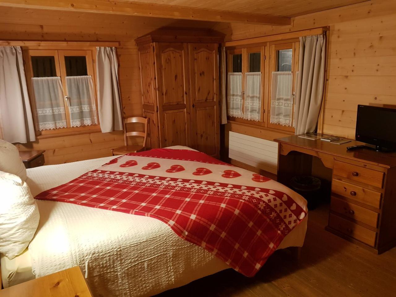 Auberge De L'Ours Vers L'Eglise Luaran gambar